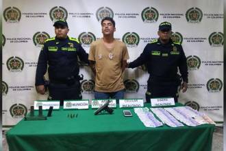 A Edwin Ermilson Sánchez García, alias Murdok, le encontraron una pistola, cartuchos y dinero en efectivo. /FOTO: Q’HUBO