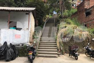 En estas escaleras ocurrió el tiroteo entre militares y presuntos integrantes de un grupo delincuencial en Altavista. FOTO: LAURA ROSA JIMÉNEZ VALENCIA