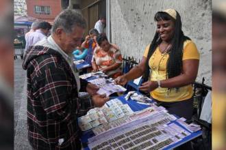 Venta de loterías y chances en el centro de Medellín. FOTO: ARCHIVO – JONATHAN CARVAJAL
