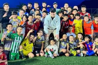 Los niños de las escuelas de fútbol compartieron con el ‘10’ de la Selección Colombia. FOTO: IG @ilbedsantasanta