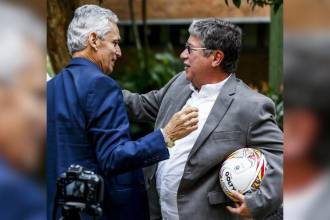 En el Mundial 2026 no habrá técnicos colombianos tras la eliminación de las selecciones dirigidas por Reinaldo Rueda (izq.) y Hernán Darío Gómez (der.). Desde México 1986 no ocurría esto. FOTO: ARCHIVO – JULIO HERRERA