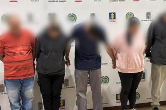 Cuatro hombres y una mujer fueron los capturados. FOTO: CORTESÍA POLICÍA METROPOLITANA DEL VALLE DE ABURRÁ