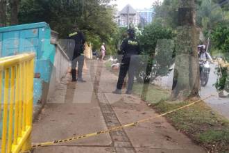 En las horas de la mañana del jueves, la Policía regresó a la zona para seguir buscando pistas. FOTO: GUILLERMO OSPINA 