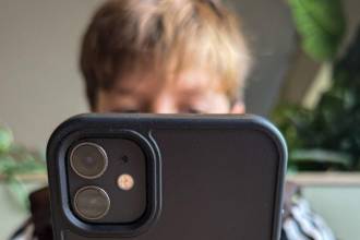 Apps espía, programas silenciosos que pueden meterse sin permiso en el teléfono de sus hijos para robar datos. FOTO: MATT CARDY - GETTY IMAGES