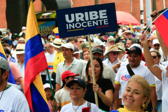 Marchas en Medellín en rechazo a la condena de Álvaro Uribe Vélez. /FOTO: CAMILO SUÁREZ