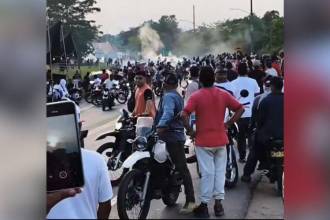 Los disturbios ya han dejado varios vehículos quemados. FOTO: FACEBOOK ATENCIÓN NOTICIAS