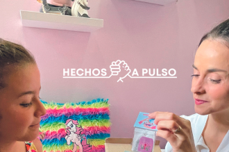 A pesar de su cortada edad, Luciana Jaramillo Gutiérrez (izquierda) lidera este emprendimientos en compañía de su madre, Mónica Gutiérrez López (derecha). / FOTO: JAIDER ESCOBAR.