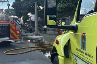 Bomberos de Medellín atendieron la emergencia. FOTO: X @FICOGUTIERREZ