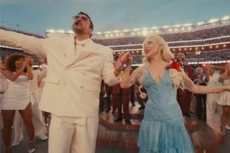 Bad Bunny bailando salsa con Lady Gaga. FOTO: CAPTURA DE VIDEO APPLE MUSIC