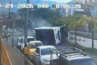 Momento exacto del accidente con bus de servicio especial en la avenida Barrranquilla. FOTO: CAPTURA DE VIDEO.