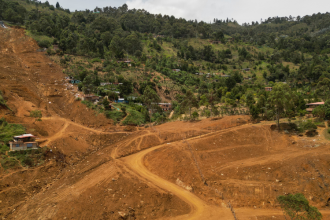 Así han comenzado a adecuar el terreno los ilegales para vender los lotes. / FOTO: ALCALDÍA DE BELLO