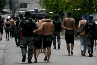 Muchos fueron los capturados en este operativo de las autoridades brasileras contra el Comando Vermelho. / FOTO: AFP
