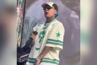 Blessd en el momento en el que le sacaron la piedra durante su presentación en Mallorca. /FOTOCAPTURA DE INSTAGRAM