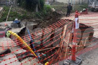 EPM se encuentra en la reparación de una tubería para restablecer el servicio lo más pronto posible. FOTO: FAISURY SÁNCHEZ