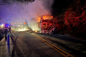El bus se incineró en el kilómetro 31+100. /FOTO: DENUNCIAS ANTIOQUIA. 