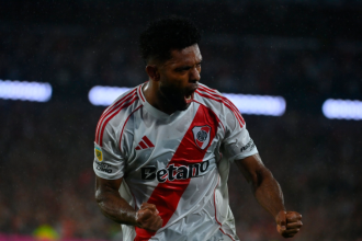 Miguel Ángel Borja celebrando su gol de penal ante Vélez Sarsfield. /FOTO: X @RiverPlate