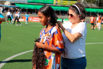 A Juan Pablo Higuita le cortaron su cabellera en plena final. Fue donada. /FOTO: CORPORACIÓN LOS PAISITAS