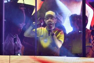 Abelardo de la Espriella celebró su ventaja en la primera vuelta presidencial en el malecón de Barranquilla. FOTO: COLPRENSA