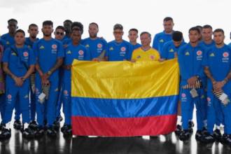 La Selección Colombia en pleno, con el presidente Gustavo Petro (amarillo). FOTO: COLPRENSA
