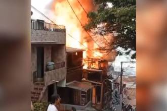 Incendio en el barrio Versalles, de Manrique. FOTO: CORTESÍA DENUNCIAS ANTIOQUIA