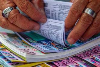 Revise la lista de números ganadores; podrían estar los suyos. FOTO: CAMILO SUÁREZ
