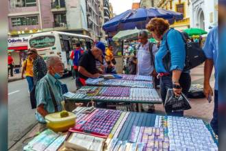 Venta de loterías en Medellín. FOTO: ARCHIVO - CAMILO SUÁREZ