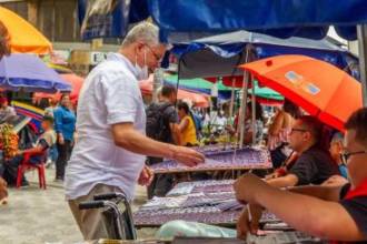 Venta de lotería en Medellín. FOTO: CAMILO SUÁREZ