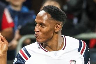 Yerry Mina - Cagliari de Italia. FOTO: TOMADA DE X @CAGLIARICALCIO