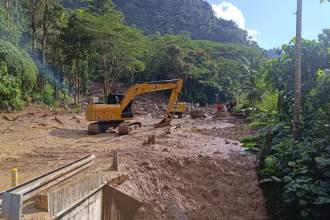 Trabajos de remoción de material en la vía Medellín - Urabá. FOTO: AUTOPISTAS URABÁ S.A.S 