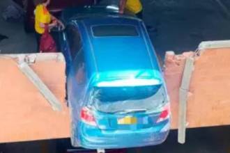 Así quedó el carro en el séptimo piso del edificio. FOTO: BOMBEROS RIONEGRO