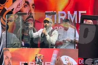 El candidato llegó escoltado y fue recibido con euforia. FOTO: CORTESÍA