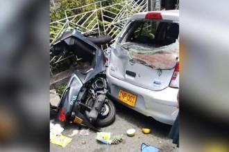 En el accidente resultaron heridos el conductor y el acompañante de la motocicleta. FOTO: @COMUNICADOSMEDELLIN