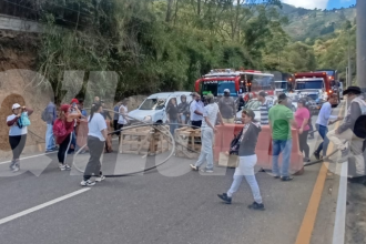 Manifestaciones en la autopista Medellín - Bogotá por habitantes de la vereda Granizal. /FOTO: ALEJANDRA MORALES