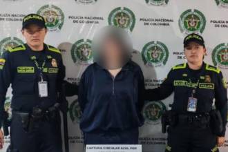 La mujer tenía una notificación de Interpol que hicieron efectiva los miembros de la Policía Nacional. FOTO: POLICÍA NACIONAL