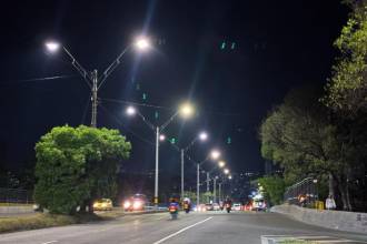 Puente Horacio Toro estrenando las luminarias. FOTO: CORTESÍA ALCALDÍA DE MEDELLÍN