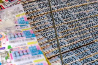 Venta de loterías en Medellín. FOTO: CAMILO SUÁREZ