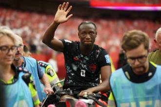 El jugador canadiense Ismael Koné siendo retirado en camilla. FOTO: GETTY IMAGES