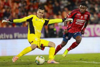 Brayan León es el segundo goleador del DIM con 8 tantos en el Finalización. ¿Le anotará a Jorge Soto, portero del América? FOTO: MANUEL SALDARRIAGA