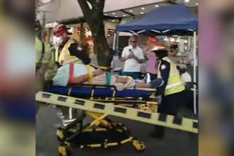 Traslado de la víctima a centro asistencial. FOTO: CAPTURA DE VIDEO FACEBOOK PRENSA PAISA
