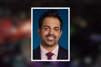 Ajay Bhatnagar, un reconocido oncólogo y radioterapeuta británico de 51 años sería la segunda persona fallecida en Festival EDC. FOTO: IG FESTIVAL EDC / PROSTATE CANCER INSTITUTE OF ARIZONA 
