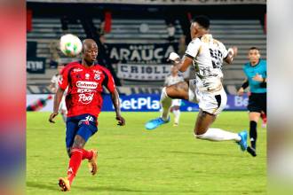 Los juveniles del DIM trataron de hacer un buen trabajo para respaldar a los titulares, como lo hizo Luis Piedrahita (izq.) en defensa. FOTO: RED SOCIAL X @Llaneros.