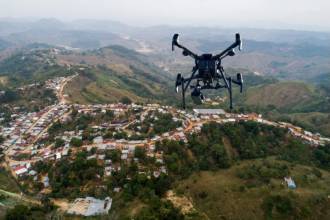 Panorámica de Segovia, en el Nordeste antioqueño, y un dron sobrevolando. FOTOS: ARCHIVO - ESTEBAN VANEGAS Y JUAN ANTONIO SÁNCHEZ