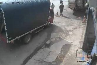 Momento justo en el que uno de los camiones impactó por la parte trasera a otro. FOTO: X DE ALEJO EL VERSEADOR