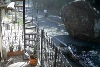 Gigantesca roca aplastó una moto en Dabeiba. FOTO: CAPTURA DE VIDEO