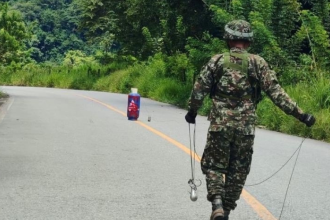 Cilindro con explosivos puesto en vía de San Andrés de Cuerquia, Norte antioqueño. /FOTO: CORTESÍA