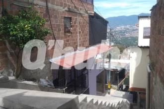 En estas escaleras del barrio fue donde los investigadores del CTI realizaron la inspección técnica al cadáver de Arce Ortegón. FOTO: GUILLERMO OSPINA