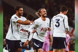 De izquierda a derecha: Omar Marmoush, James Maddison y Robertson, jugadores del Tottenham de Inglaterra. FOTO: IG SPURSOFICIAL