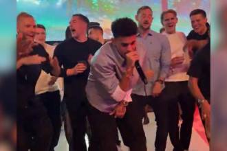 Luis Díaz cantando en la fiesta del título. FOTO: CAPTURA DE PANTALLA CORTESÍA BAYERN MÚNICH