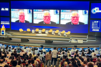 Al terminar su mensaje, recibió una ovación de pie por parte de los asistentes. / FOTO: X @charleschapmanl