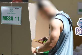 Esta imagen se ve mucho en los comicios, donde los ciudadanos le toman la foto al voto y eso está prohibido, pues podría tratarse de una prueba para un delito electoral. FOTO: ARCHIVO - EDWIN BUSTAMANTE 